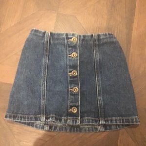 Girls denim skirt with buttons.
